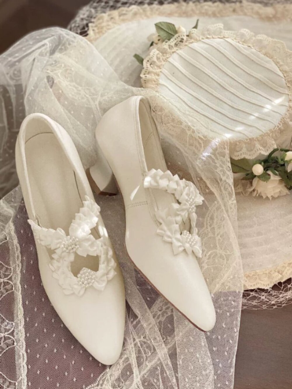 Ivory Vintage Pointed-Toe Kitten Heels | Bow & Pearl Bridal Pumps